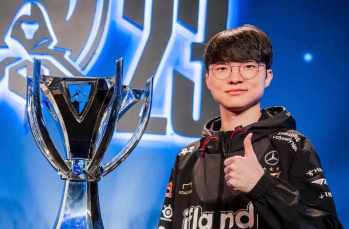 Faker posing with summoner's cup